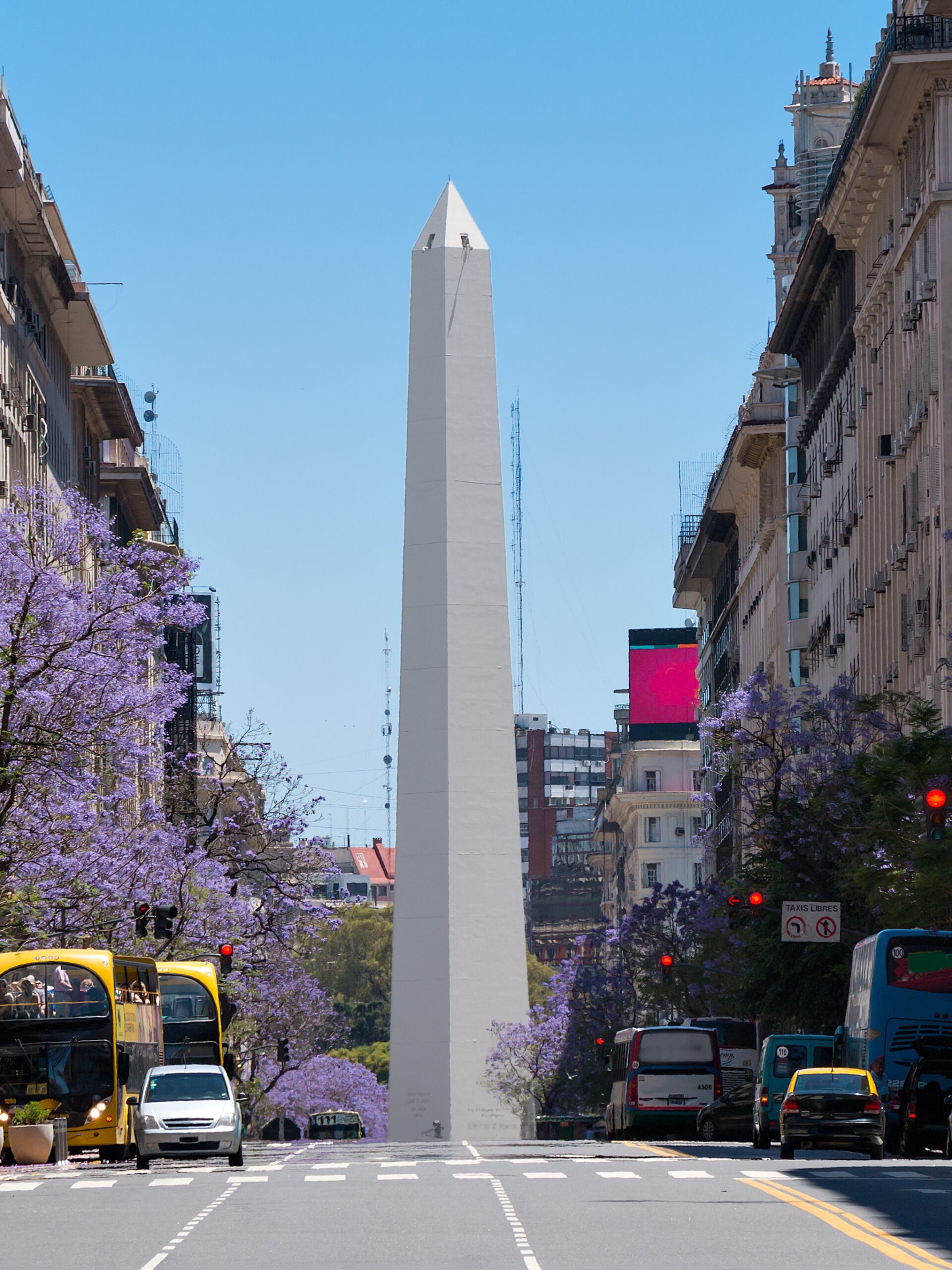 Der Obelisk von Buenos Aires wurde 1936 zur Feier des 400-jährigen Stadtgründungsjubiläums von Alberto Prebisch errichtet