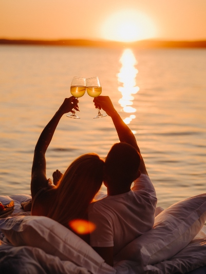 Silhouettes of a happy couple raising glasses on a summer evening near the sea at sunset. SSUCv3H4sIAAAAAAAACpxUwa7bIBC8V+o/RJwbyWAb7P7KUw/YkAQ9GyzAr42i/HsBG2edpJfezOywO7vL+Pb92+GAOu5Uj34ebvEUzmoYZuct98roABc/VtxKLaSFyJctaQEBruBJCuWNVXyAYMd9f9F8lAHU8zBE+J6CyHnuZycd0DJdjDdi1pGNc4rROJ8CDqLuMnsvrfOm/4R4p84JSzdgYFJ/PIcAJqU9QYAL08mXhMJKPjqvUgvlhsrJOPVGFx/4eN3VNVrUELjy66h6a2C6nuv3qkcT9yIHOUrtYyHCwAh77uU5zHw3xLzgj+V8yIG1kA8hhNb8yyjnLmEZWpL/183l49c2jLPUfZzG7Q5U29AOXxb/sVDR5++wyzF1sZL4LJQBXX2Zng+RUIJMk1W90mdwzfhLerT5Wm9m7W2UgEiRtaPBmIl3Q9yot7PM8IU7F/giwKdQTMJJB4+YERTSxqcO1oEgEVYRj7gsSYMZJRULbmkxaxB87hcV8iQ9WeE8DYYLGYtu494bgTakKFhL2Tb6J09EAq7rqn0Qnu1Bm5LQBlf5Yb1zysppsnmhaZYYwfQR2/yzxgh5xPZWWghlmZ/7s6s2Asj+YrDMaYC6bK01VkEF2YdvYsCBWxiUfjFj5uwW8ORLvJKa9D4fJooeGVXYxX7B7/qv2n9rZAWpCrKm3v1Eg1AloP93qRFhrGB1XbPt8YPMqMYtpbimycFrShWVIsZp03JxOuJKtseqPeFji8vuKFpa0LahVVfX4db9LwAAAP//AwCD8foRVQYAAA==